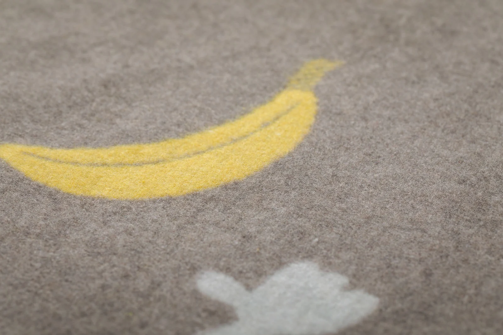 david-fussenegger-juwel-kinderdecke-banana-breeze-grs image 3