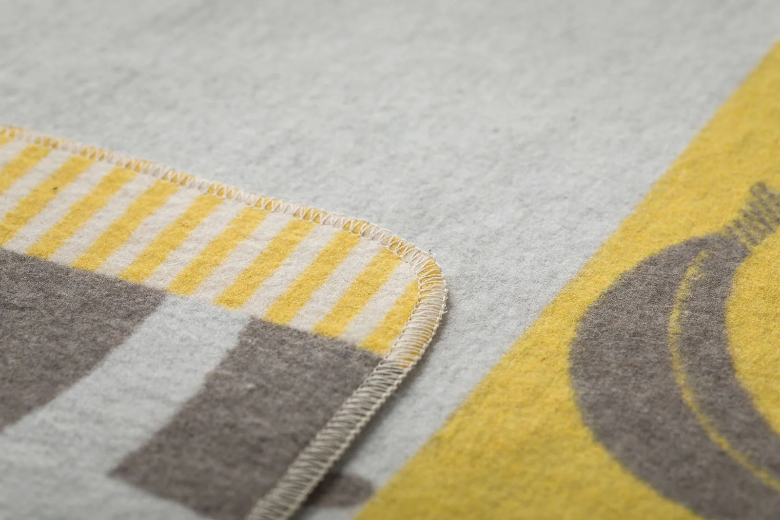 david-fussenegger-juwel-kinderdecke-banana-breeze-grs image 2